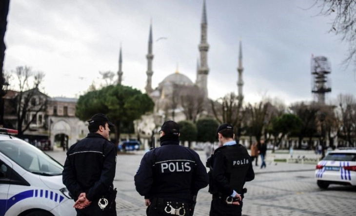Истрага и апсења поради модна фотосесија во џамија во Анкара