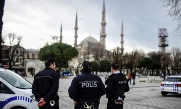 Истрага и апсења поради модна фотосесија во џамија во Анкара