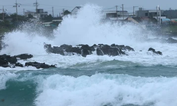 Најмалку 23 повредени во тајфунот Лан во западна Јапонија, откажани над 560 летови