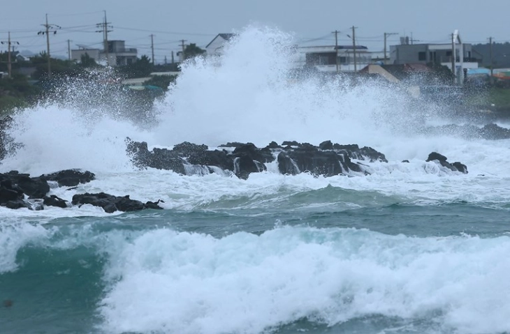 Së paku 23 të lënduar në tajfunin Lan në Japoninë perëndimore, janë anuluar mbi 500 fluturime
