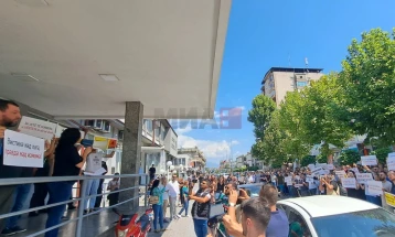 Protestë para Gjykatës së Tetovës, kërkohet përgjegjësi për tragjedinë në spitalin modular