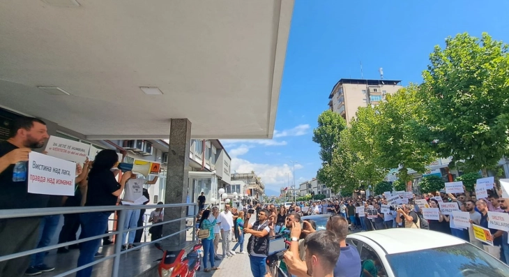 Citizens protest before Tetovo court, demand responsibility for modular hospital fire