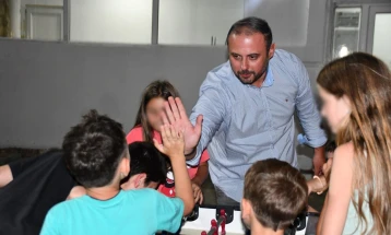 Градоначалникот Ѓорѓиевски на дружба со децата кои бесплатно летуваат во Охрид