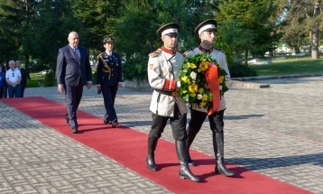 Владината делегација положи цвеќе по повод Денот на армијата