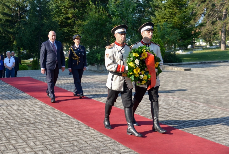 Delegacioni qeveritar vendosi lule me rastin e Ditës së Armatës