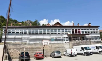 Kryetari i komunës së Dibrës, Duka në inspektim në aktivitetet për rinovimin e shkollës në fshatin Mogorçë