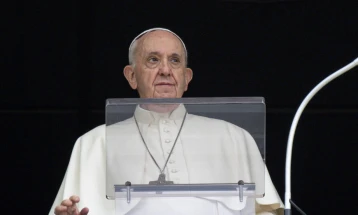 Папата повика на помали трошоци за воени цели