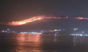 Пожари беснеат во Албанија, со големи размери кај Химара