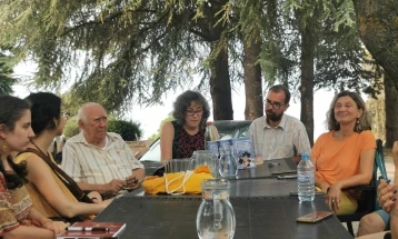 Семинаристите од Летната школа по македонски јазик разговараа со писателот Влада Урошевиќ