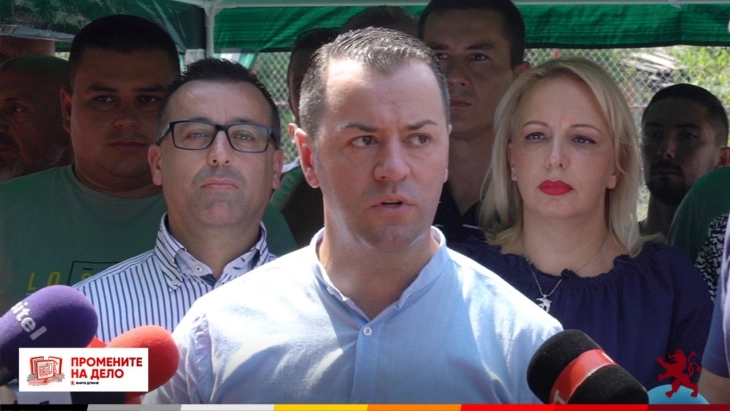 Стефковски: Планираме асфалтирање на повеќе од 40 улици, почнаа градежните активности за спортски терен во Ченто