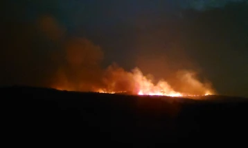 ЦУК: Пожарот кај Бељаковце дојден до првите куќи, попладнево пожар и во Орешани