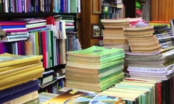 MASH: Shpërndarja e librave do të përfundojë më 1 shtator, për klasën e gjashtë do të dorëzohen gjatë muajit