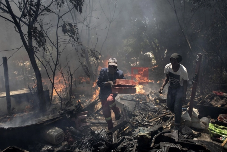 Të paktën 52 persona humbën jetën në një zjarr në një ndërtesë shumëkatëshe në Johanesburg