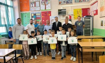 Општина Маврово и Ростуше за првачињата обезбеди по 3 000 денари и училишен прибор