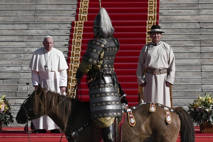 Папата со порака од Монголија: Владите не треба да се плашат од Католичката црква, таа нема политичка стратегија