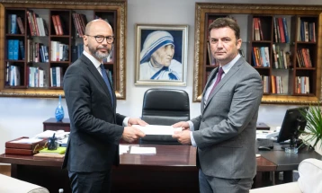 New Slovenian Ambassador Presker hands over credentials to FM Osmani