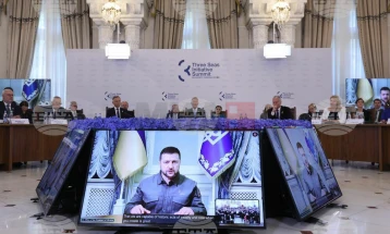 Zelenski mori pjesë virtualisht në samitin e Iniciativës 