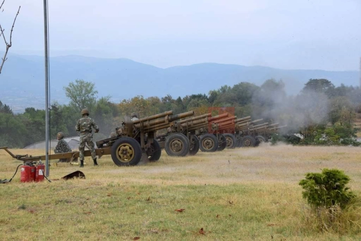 Почесна артилериска стрелба по повод Денот на независноста