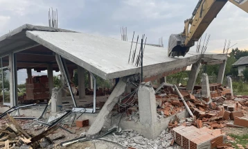 Инспекциски служби во Инџиково рушиле дивоградба деловен објект