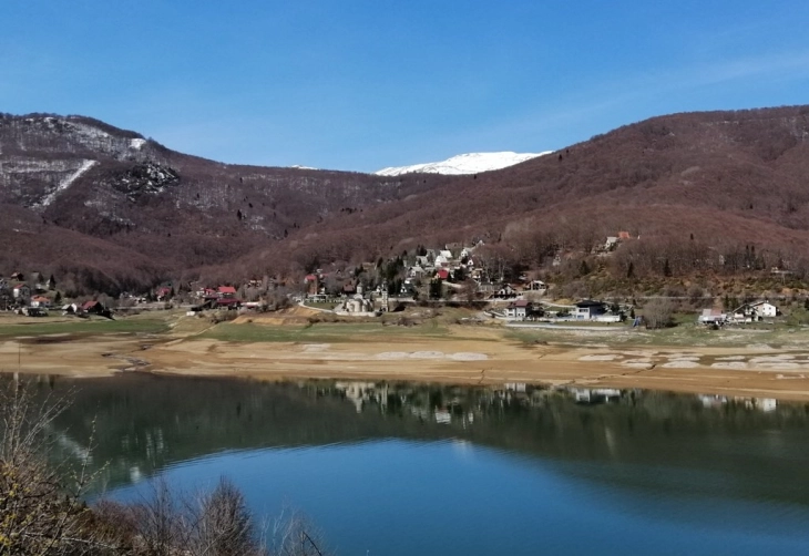 Rruga lokale rreth Liqenit të Mavrovës nesër prej orës 9 deri në orën 16 do të jetë e mbyllur për komunikacion