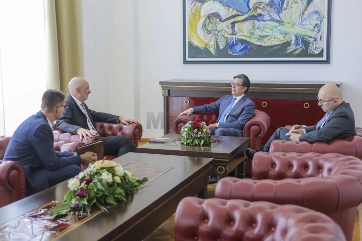 Takim i presidentit Pendarovski me euroambasadorin Gir dhe zëvendësambasadorin e delegacionit të BE-së, Ben Nupnau