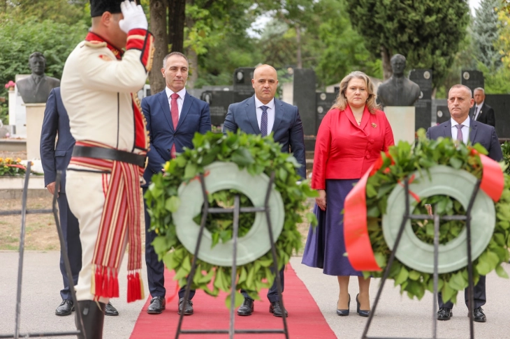 Владина делегација предводена од премиерот Ковачевски положи цвеќе на вечните почивалишта на претседателите Глигоров и Трајковски