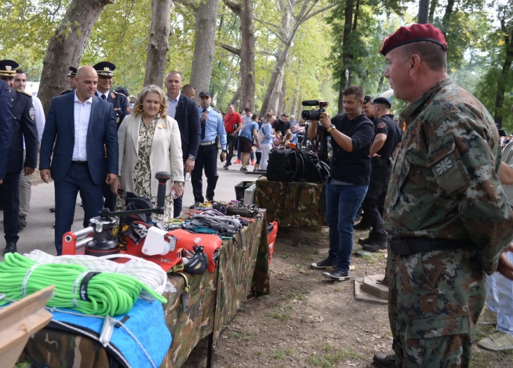 Министерката Петровска и армиските припадници заедно со граѓаните за Денот на независноста