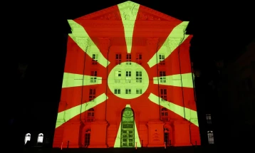 По повод празникот 8 Септември, зградата на Владата на Република Северна Македонија осветлена со празнични бои