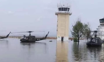 Armata greke demanton se janë përmbytur helikopterë në aeroportin ushtarak në Volos