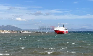 Над 13 часа 743 патници заглавени на траектот во близина на атинското пристаниште Рафина