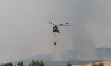 Хеликоптерот на МВР Бел-212 исфрли над 23 тони вода интервенирајќи во пожарот над прилепско Кошино