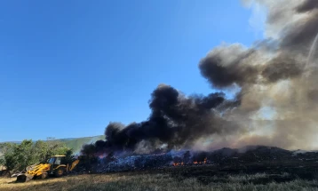 Трет ден пожарникарите интервенираат на пожарот на депонија во тетовско Добарце, Општина Желино