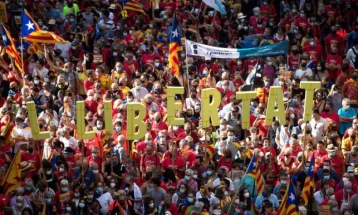 Kryeministri i Katalonjës kërkon referendum për pavarësi