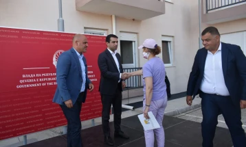 Kryeministri Kovaçevski ua dorëzoi çelësat e banesave 28 familjeve në një ndërtesa banimi sociale në Gjevgjeli