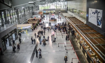 Mbi 2,3 milionë udhëtarë në aeroportin e Prishtinës në tetë muajt e parë të këtij viti