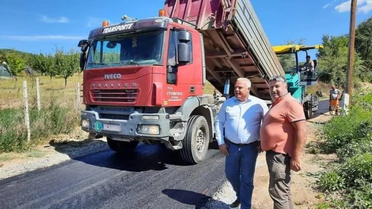 Нов асфалт на локалниот пат за делчевското село Стамер