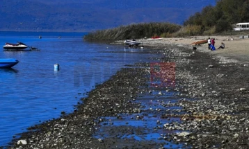 ЕУ организира чистење на плажата на Преспанското Езеро