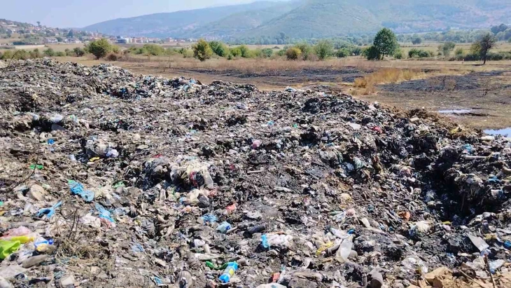 Пожарот на депонијата во Добарце изгаснат со хемиски препарат