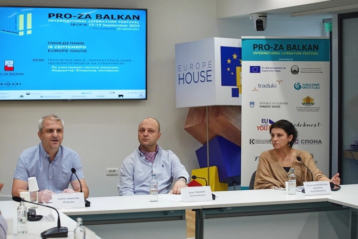 Тркалезна маса со писателите учесници на „ПРО-ЗА Балкан“