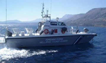 Во три одвоени случаи во близина на грчкиот остров Лезбос спасени над 100 бегалци и мигранти