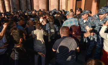 Жестоки протести во Ереван, демонстрантите го обвинуваат премиерот за договорот со Азербејџан во Нагорно-Карабах