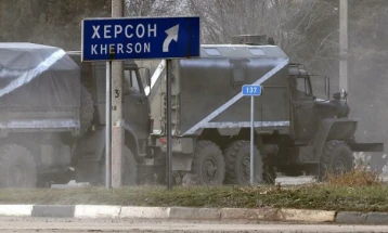 Најмалку двајца загинаа во руските напади врз Херсон во Украина