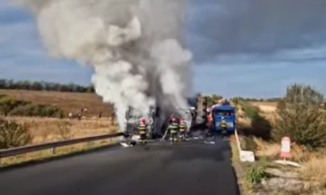 Тешка сообраќаја несреќа меѓу два автобуси и камион со над 60 повредени во Романија