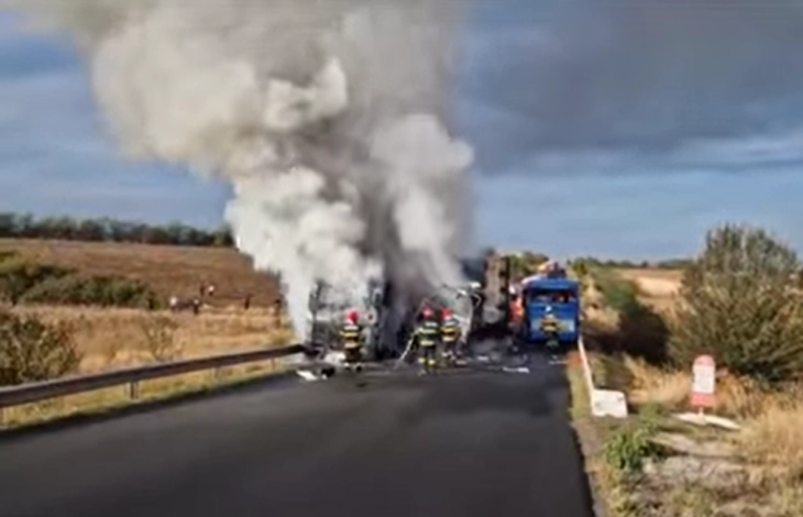 Fatkeqësi e rëndë e komunikacionit mes dy autobusëve dhe një kamioni me mbi 60 të lënduar në Rumani