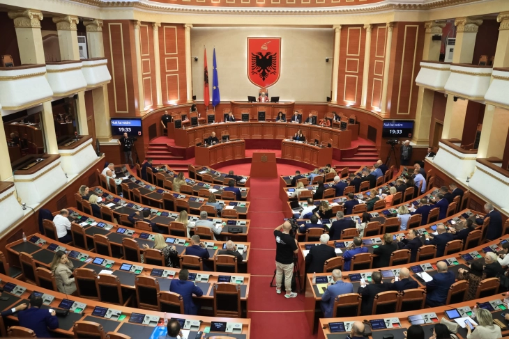 Усвоени измените на Законот на државјанство, Албанците од РСМ и Косово немa да полагаат испит за албански јазик и историја