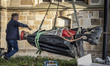 Статуата на кардиналот Хенгсбах, обвинет за злоставување отстранета од пред катедрала во Германија