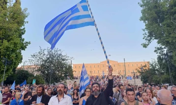 Со икони, крстови и темјан против новите биометриски лични карти, мирен протест во Атина