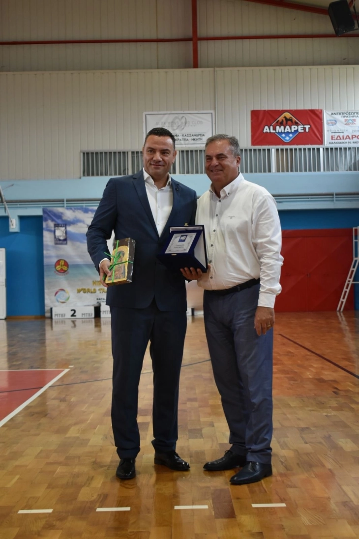 Дејан Недев одликуван од градоначалникот на Неа Пропонтида за промоција и развој на карате спортот во грчката општина