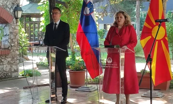 Петровска и Шарец потпишаа договор за соработка во одбраната на двете држави