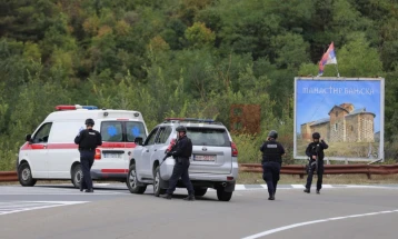 Косовската полиција потврди дека во селото Бањска пронашла повеќе возила, оружје и воена опрема